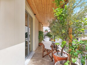 Outdoor dining - Plaka Prestige Penthouse (Athina)
