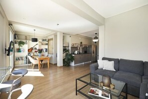Smart TV, books - The Prestige Acropolis Penthouse - Breathtaking Parthenon View in Plaka (Athina)