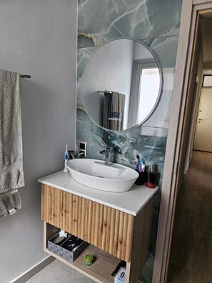 Shower, hair dryer, towels, soap - Plaka Prestige Penthouse (Athina)
