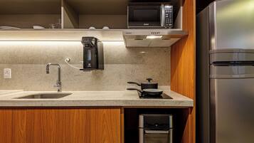 Estúdio premium, vista para a cidade | Cozinha privada | Geladeira, micro-ondas, cooktop, máquina de café expresso
