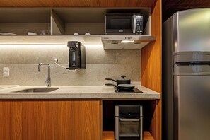 Premium Studio, City View | Private kitchen | Fridge, microwave, stovetop, espresso maker - Roomo Transamerica Goiânia Orion (Goiânia)