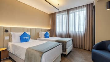 Premium-Zweibettzimmer, Stadtblick | Zimmersafe, Schreibtisch, laptopgeeigneter Arbeitsplatz