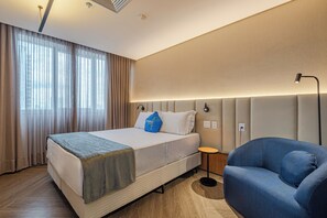 พรีเมียมสตูดิโอ, วิวเมือง | ตู้นิรภัยในห้องพัก, โต๊ะทำงาน, พื้นที่ทำงานแบบใช้แล็ปท็อป, ผ้าม่านกันแสง