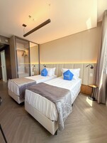 Caja de seguridad en la habitación y escritorio 