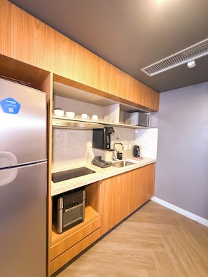 Chambre Premium avec lits jumeaux, vue ville | Cuisine privée | Réfrigérateur, micro-ondes, plaque de cuisson, machine à expresso