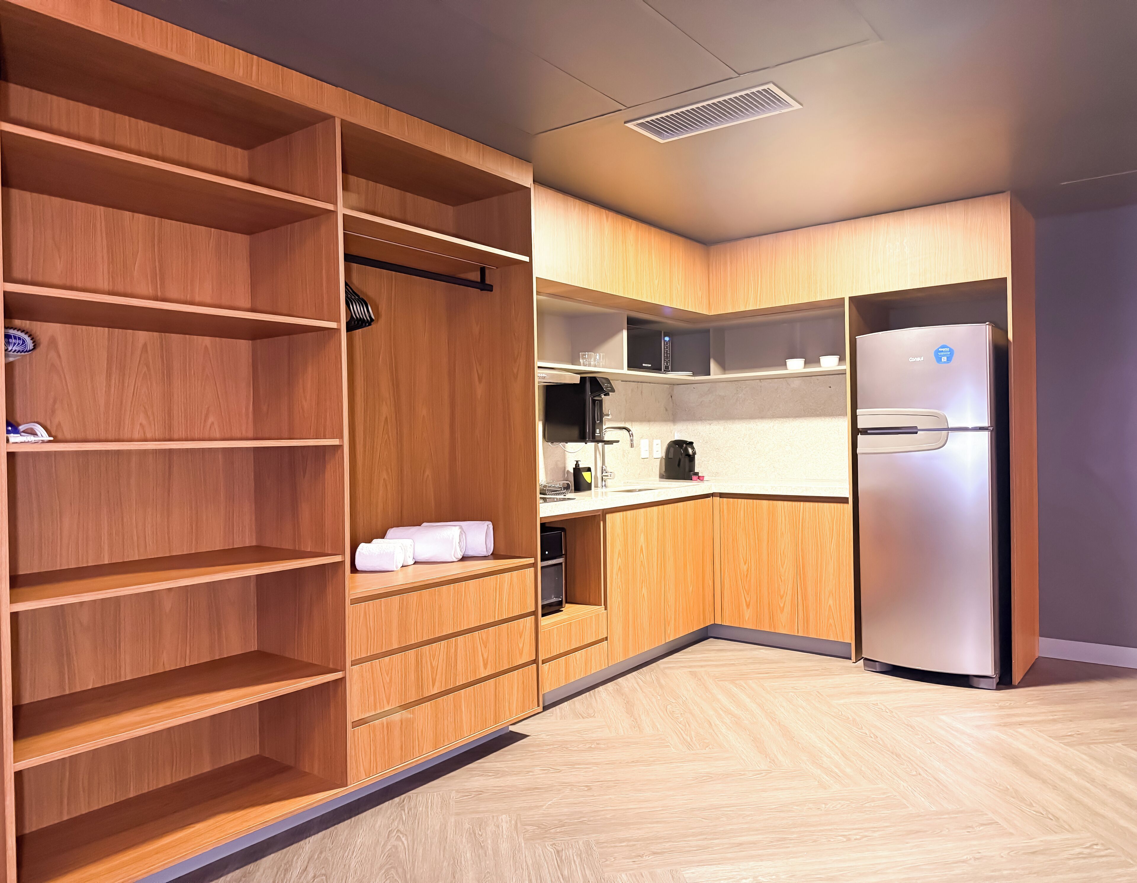 Refrigerador, microondas, placa de cocina, cafetera expreso