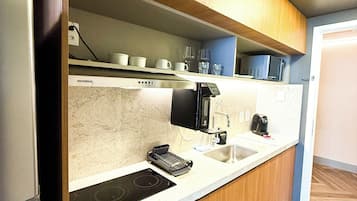 Quarto duplo superior, vista para a cidade | Cozinha privada | Geladeira, micro-ondas, cooktop, máquina de café expresso