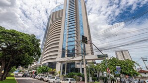 A tall, modern building with a curved facade and large windows. - Roomo Transamerica Goiânia Orion (Goiânia)