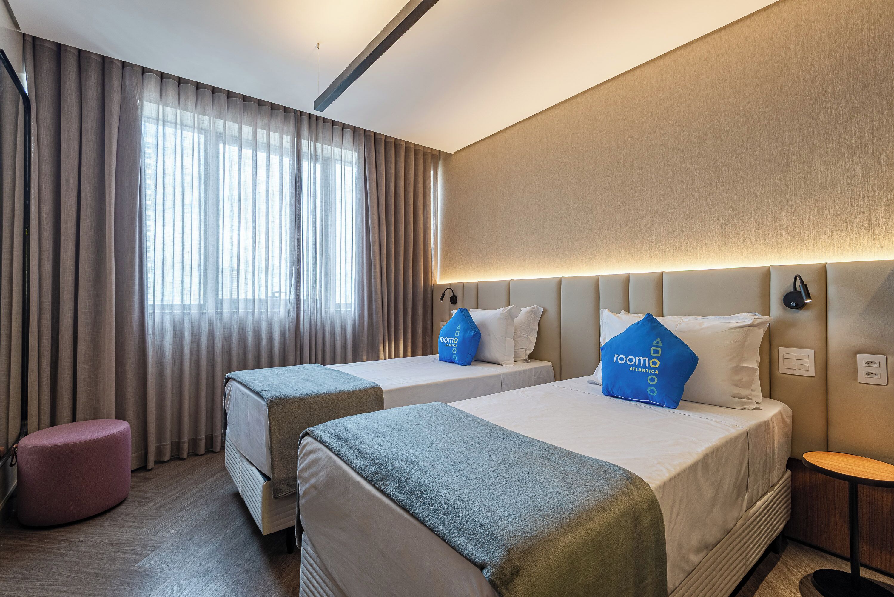 غرفة سوبريور لفردين - منظر للمدينة | خزنة داخل الغرفة ومكتب ومساحة عمل للكمبيوتر المحمول وستائر تعتيم