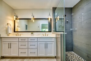 Shower, hair dryer, towels, soap - Laguna Your Relaxing Family Oasis (Grand Cayman)