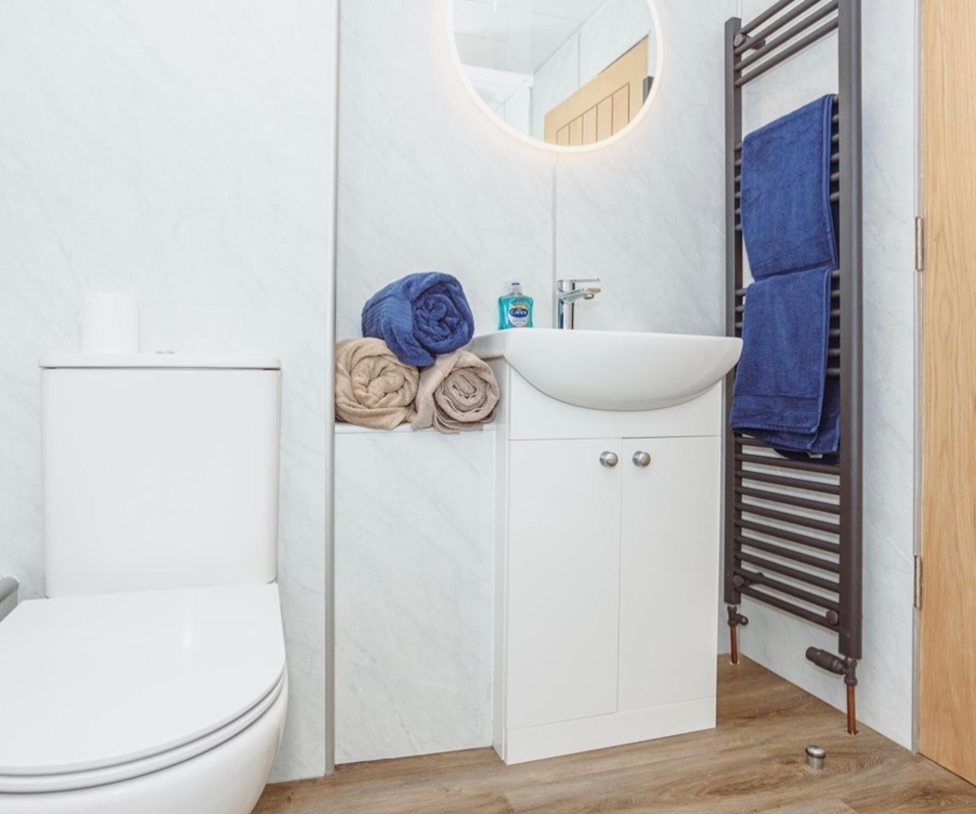 샤워 시설, 헤어드라이어, 타월, 화장지