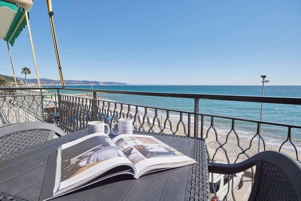 Outdoor dining - Brezza Marina - One Bedroom Apartment, Sleeps 5 (Ceriale)