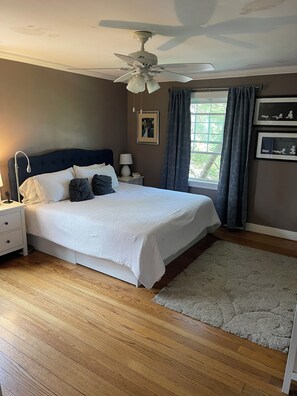 4 bedrooms, iron/ironing board, WiFi, bed sheets