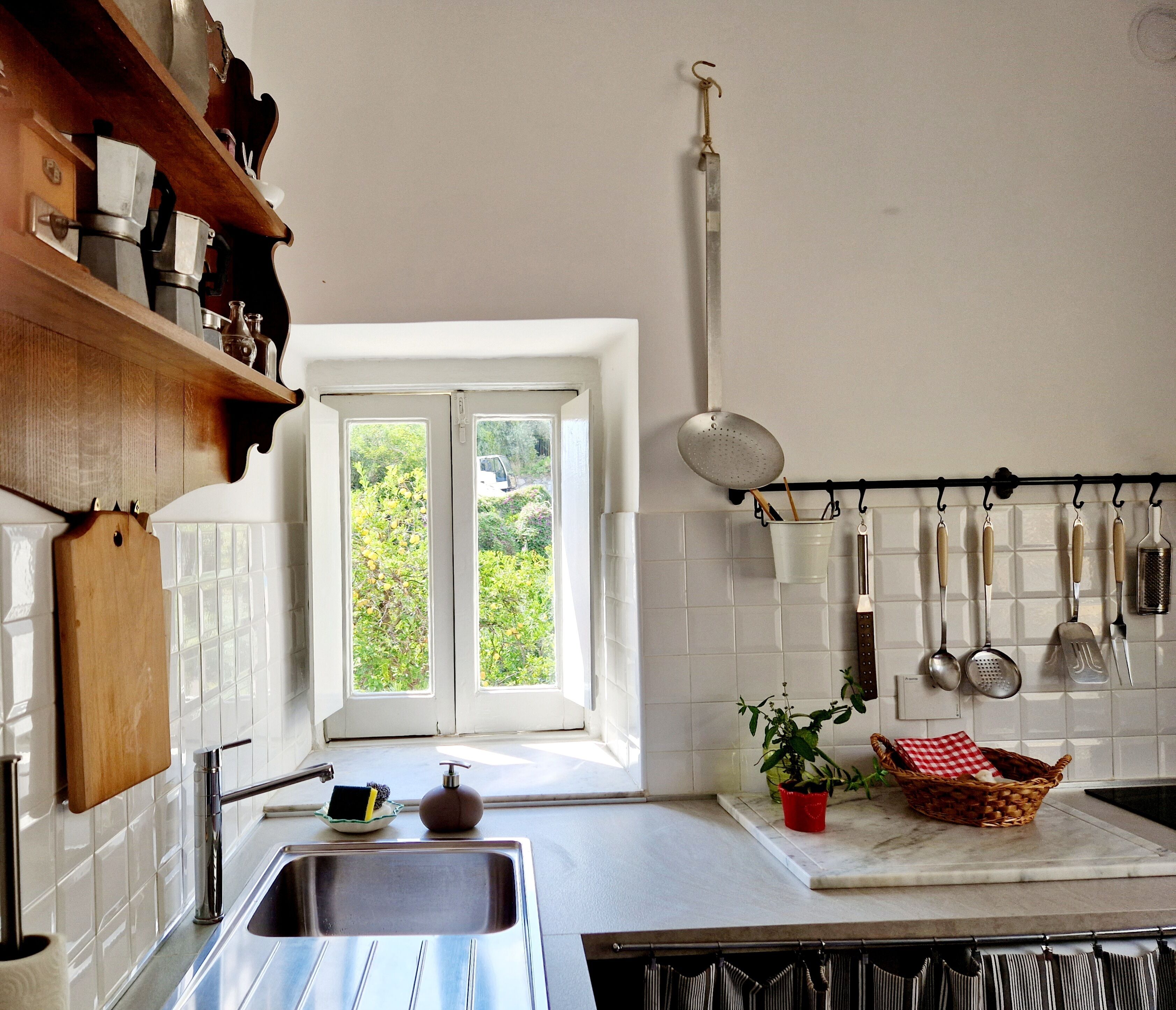 Frigorifero, microonde, piano cottura, lavastoviglie