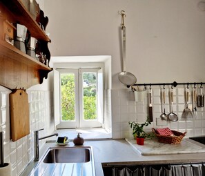 Kjøleskap, mikrobølgeovn, kokeplater og oppvaskmaskin