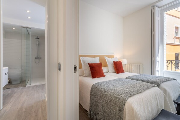 2 Schlafzimmer, Bügeleisen/Bügelbrett, Bettwäsche