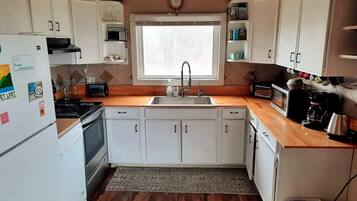 Réfrigérateur, micro-ondes, four, cafetiÚre/bouilloire