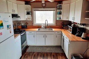 Fridge, microwave, oven, coffee/tea maker - Cottage Retreat in the Heart of the Finger Lakes (Ovid)