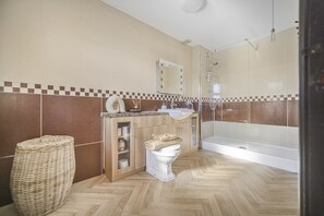 Hair dryer, towels - Luxury Coach House Sleeps 12 People  5 Bedrooms (Bridgend)