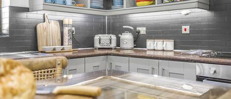 Refrigerador, microondas, horno, placa de cocina