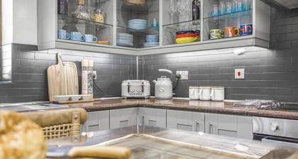 Luxury Coach House Sleeps 12 People 5 Bedrooms