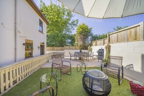 Outdoor dining - Luxury Coach House Sleeps 12 People  5 Bedrooms (Bridgend)