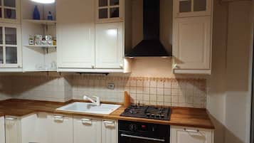 Fridge, oven, dishwasher, coffee/tea maker