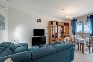Appartement Standard, plusieurs chambres, 2 salles de bains (Garda Lake View From The 7th Floor) | Coin séjour