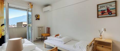 Appartamento Standard, camere multiple, 2 bagni (Garda Lake View From The 7th Floor) | 2 camere, Wi-Fi gratuito, lenzuola