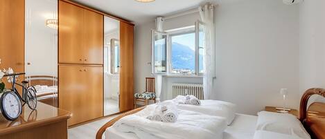 Appartamento Standard, 2 camere da letto, 2 bagni (Garda Lake View From The 7th Floor) | 2 camere, Wi-Fi gratuito, lenzuola