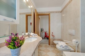 อ่างอาบน้ำและ  ฝักบัวแยกจากกัน, ไดร์เป่าผม, โถสุขภัณฑ์แบบบิเดท์