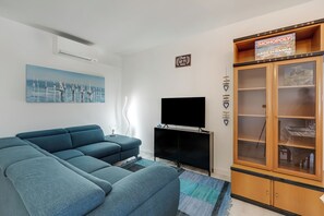 Standaard appartement, meerdere slaapkamers, 2 badkamers (Garda Lake View From The 7th Floor) | Woonruimte | Een 21-inch smart-tv met kabelzenders