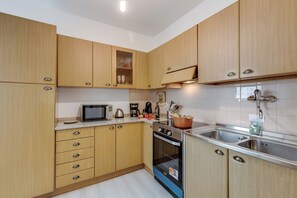 Standaard appartement, meerdere slaapkamers, 2 badkamers (Garda Lake View From The 7th Floor) | Privékeuken | Een koelkast, een microgolfoven, een oven, een kookplaat