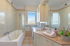 Appartement Standard, plusieurs chambres, 2 salles de bains (Garda Lake View From The 7th Floor) | Salle de bain