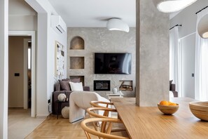 Departamento familiar, balcón, vista a la ciudad | Área de sala de estar | Smart TV de 50 pulgadas con canales digitales y chimenea 