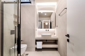 Appartement familial, balcon, vue sur la ville | Salle de bain | Articles de toilette écologiques, séchoir à cheveux, serviettes fournies