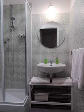 Shower, hair dryer, bidet, towels
