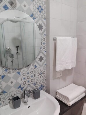 Een douche, een haardroger, een bidet, handdoeken