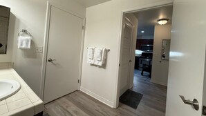 Une salle de bain équipée d’un lavabo, de toilettes et d’un porte-serviettes.