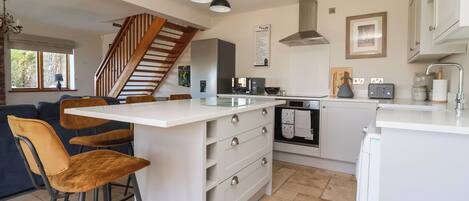 Lave-vaisselle, batterie de cuisine, vaisselle et ustensiles