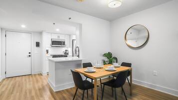 Apartamento Confort, 2 habitaciones, vistas a la ciudad | Comedor