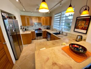 Jääkaappi, mikroaaltouuni, uuni, liesi