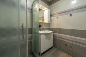 Haartrockner, Handtücher, Seife, Toilettenpapier