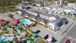 Ett motell med flera våningar, en swimmingpool och en golfbana.
