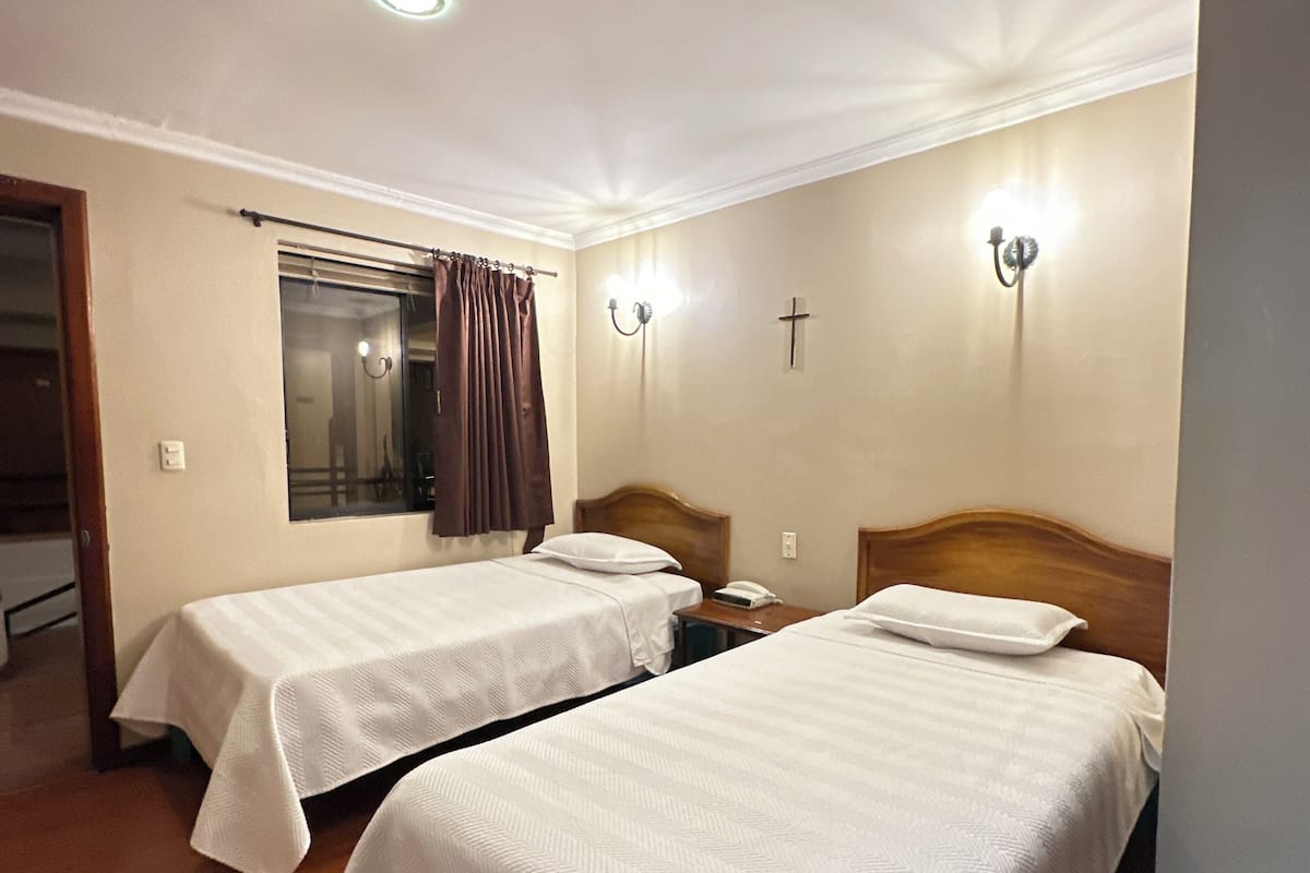 Standard Twin Room | Desk, laptop workspace, free WiFi, bed sheets