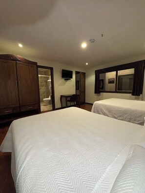 Classic Triple Room | Free WiFi, bed sheets - Hotel & Suites El Quijote (Cuenca)