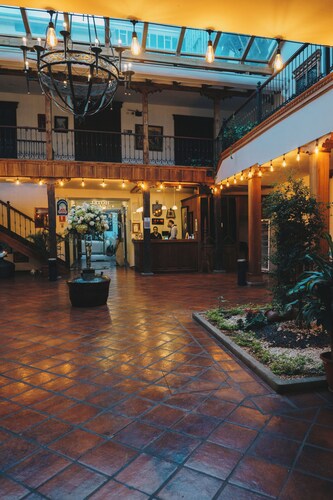 Hotel & Suites El Quijote