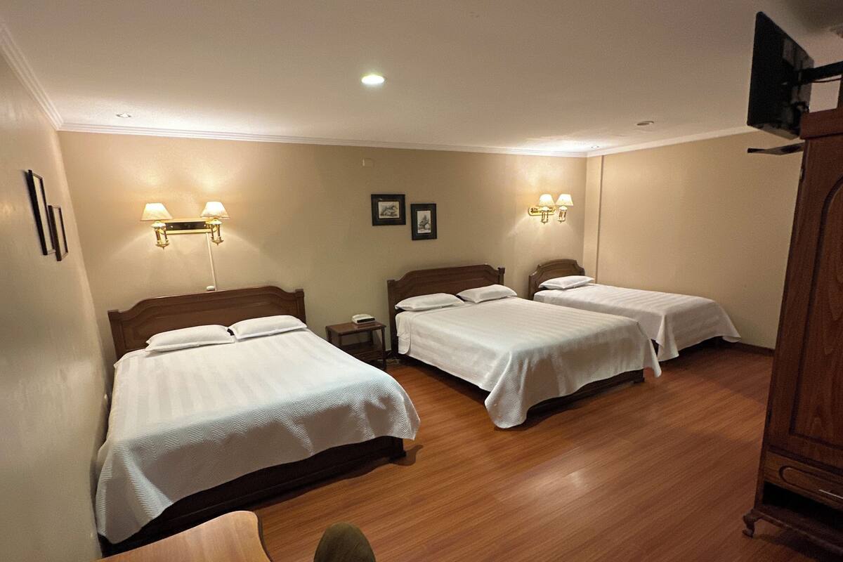 Family Room | Desk, laptop workspace, free WiFi, bed sheets