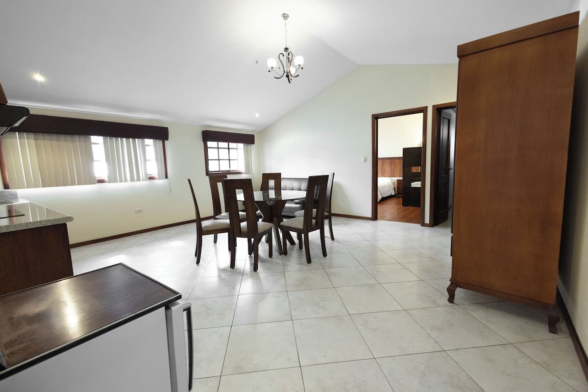 Classic Suite | Desk, laptop workspace, free WiFi, bed sheets