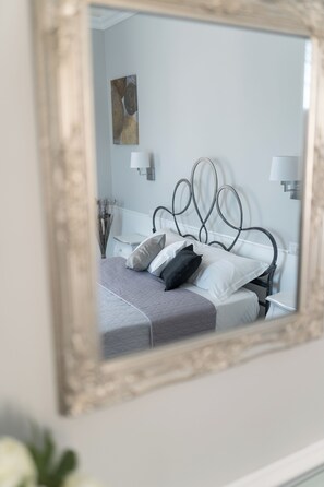 1 Schlafzimmer, Zimmersafe, Schreibtisch, Bügeleisen/Bügelbrett